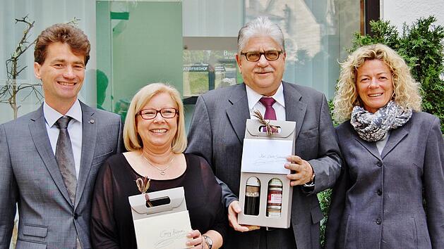 Die Firmenchefs Josef (links) und Mona Meder (rechts) mit ihren Mitarbeitern Cornelia Kuhnen (61) und Karl-Dieter Schneider (63) Foto: ksvd