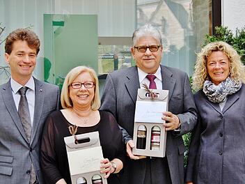 Die Firmenchefs Josef (links) und Mona Meder (rechts) mit ihren Mitarbeitern Cornelia Kuhnen (61) und Karl-Dieter Schneider (63) Foto: ksvd