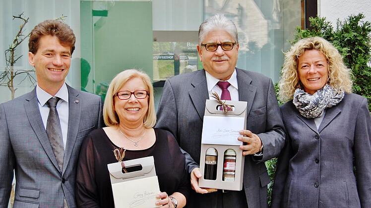 Die Firmenchefs Josef (links) und Mona Meder (rechts) mit ihren Mitarbeitern Cornelia Kuhnen (61) und Karl-Dieter Schneider (63) Foto: ksvd