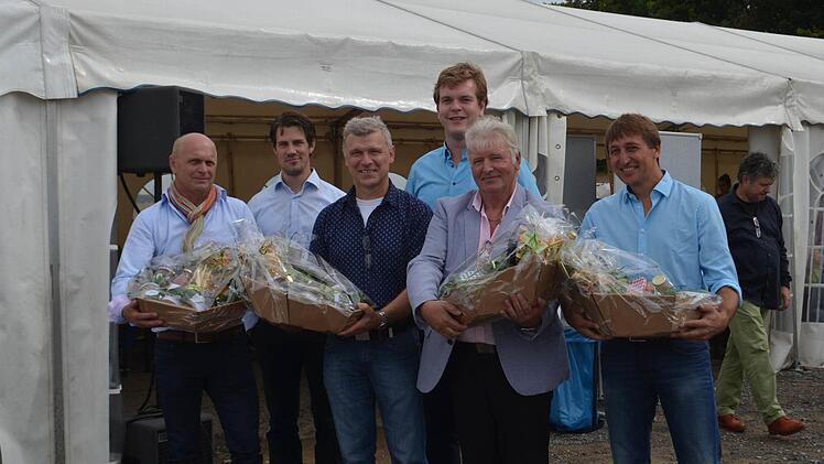 Naturstrom bedankt sich für die gute Zusammenarbeit: v. li. Bernhard Goßmann-Schmitt, Christian Gruhling (Naturstrom), Bürgermeister Alfred Gündling, Dominik Schönhoff (Naturstrom), Franz Büttner und Rainer Morper Foto: Andreas Lomb