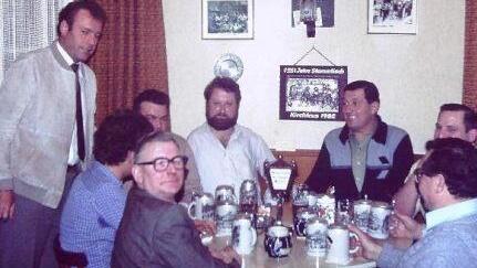 Robert Schütz (links) von der EKU-Brauerei bringt neue Krüge und Freibier. Foto: privat