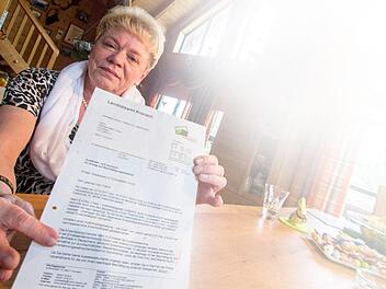 Bis zum 30. April müssen zwei von Elvira Weschtas Schützlingen dem Landratsamt Dokumente vorlegen, die ihre Identität klären. Dazu fordert sie dieser Brief des Landratsamtes auf. Doch weil die Botschaft von Mali eher langsam arbeitet, wird die Frist nur schwer einzuhalten sein. Foto: Marian Hamacher