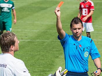 Stets konsequent in seinen Handlungen: Nur deshalb hat es Christian Dietz als Schiedsrichter bis in die Bundesliga geschafft. Am 27. Mai wird der Kronacher als Linienrichter beim DFB-Pokalfinale in Berlin dabei sein, wenn Dortmund und Frankfurt um den Pott streiten.  Foto: FT-Archiv