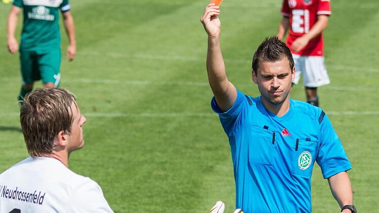 Stets konsequent in seinen Handlungen: Nur deshalb hat es Christian Dietz als Schiedsrichter bis in die Bundesliga geschafft. Am 27. Mai wird der Kronacher als Linienrichter beim DFB-Pokalfinale in Berlin dabei sein, wenn Dortmund und Frankfurt um den Pott streiten.  Foto: FT-Archiv