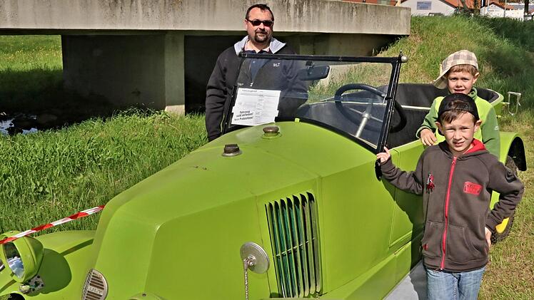 Eigentlich hat Nico (vorne) Bulldogs lieber. Aber diesen Renault, Baujahr 1925, schaute er sich mit seinem Vater Marko und seinem Bruder Leo auch einmal an.Helmut Will