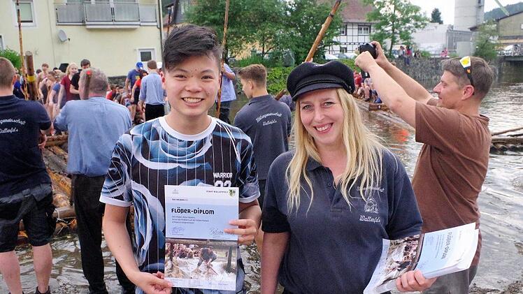 Das begehrte Flößerdiplom nahm ein junger Vietnamese voller Stolz von Barbara Kolb-Kremer, Sachbearbeiterin der Stadt Wallenfels, entgegen.