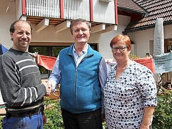 Zu den Gratulanten von Bürgermeister Hans-Peter Laschka (Mitte) zählte auch der Leiter des Bauhofs Mitwitz, Ralf Lindlein (links). Mit im Bild Ehefrau Barbara Laschka. Foto: Veronika Schadeck