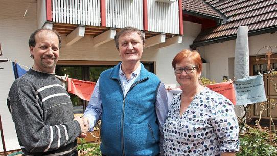 Zu den Gratulanten von Bürgermeister Hans-Peter Laschka (Mitte) zählte auch der Leiter des Bauhofs Mitwitz, Ralf Lindlein (links). Mit im Bild Ehefrau Barbara Laschka. Foto: Veronika Schadeck