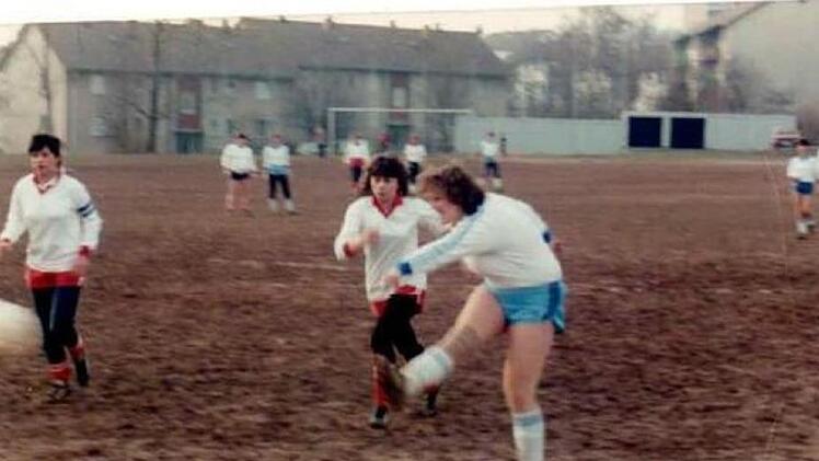 Die Mitwitzerin Helga Laufer (blaues Trikot) im Spiel beim SC Scheuerfeld Foto: privat
