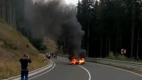 Ein Motorrad f&auml;ngt nach einem Sturz am Schauberg Feuer - sieht spektakul&auml;r aus, zu Schaden kam jedoch niemand.  Foto: privat
