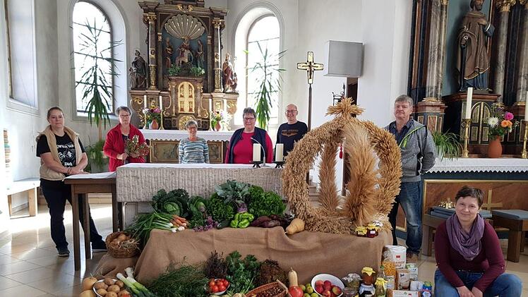 Die kreativen Helfer und ihr Werk. Foto: Dagmar Wengel
