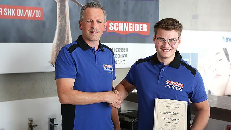 Andreas Schneider gratuliert Paul Grünthal  zur ausgezeichneten Gesellenprüfung. Foto: Kerstin Junker