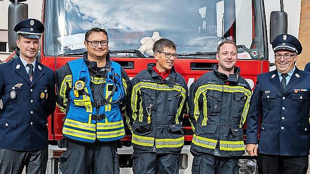 Das Bild zeigt die Gold-Rot-Absolventen (von links): Zweiter Kommandant Daniel Wimmer (FF Walsdorf), Kommandant Markus Hemm (FF Erlau), Martin Müller (FF Erlau), Thomas Diegel (FF Walsdorf) und KBM Thomas Feulner (FF Walsdorf).