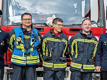 Das Bild zeigt die Gold-Rot-Absolventen (von links): Zweiter Kommandant Daniel Wimmer (FF Walsdorf), Kommandant Markus Hemm (FF Erlau), Martin Müller (FF Erlau), Thomas Diegel (FF Walsdorf) und KBM Thomas Feulner (FF Walsdorf).