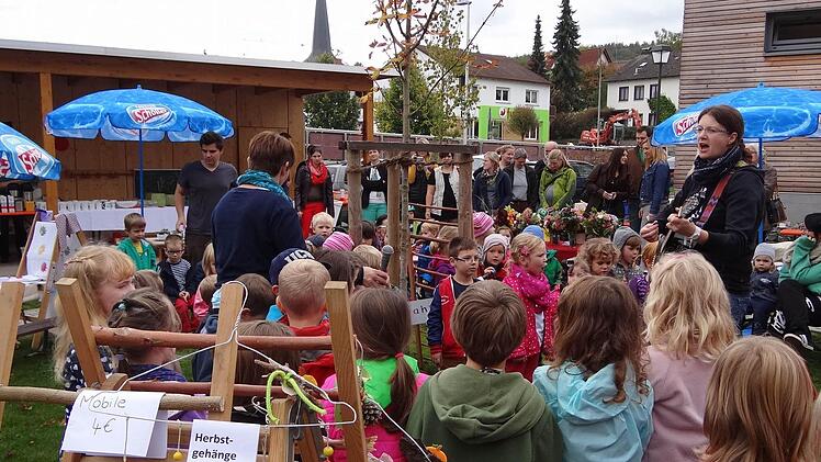 Zur Begrüßung der vielen Gäste beim Herbstmarkt machten die Kindergarten- und Krippenkinder eine Sache, die sie mit am besten können: tatkräftig Singen.