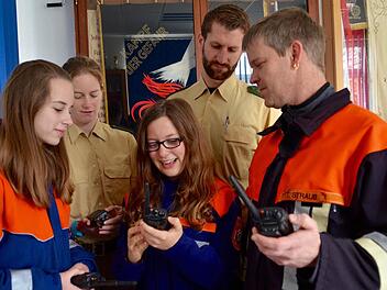 Ausbildung an den analogen Funkgeräten: Hier stehen Sophia Konopka (von links), ihre Mutter Monika, Ramona Metz, Thomas Eckert und Jugendwart Thomas Straub im Schulungsraum der FFW Waldfenster beisammen. Foto: Kathrin Kupka-Hahn