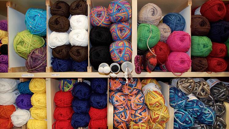 Ein Regal mit bunten Wollkn&auml;ueln ist f&uuml;r Strickfans eine echte Versuchung. Foto: Roland Betz
