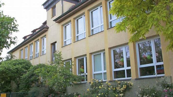 Ebermannstadt hat mit dem "Hasenbergzentrum" einen Gebäudekomplex mit vier untereinander verbundenen Häusern. In diesem Teil sind das Mütterzentrum, die Bücherei und der Kinderhort untergebracht. Teile davon sollen saniert werden.  Foto: Josef Hofbauer