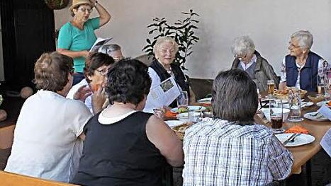 Lustig und informativ zugleich geht es beim Seniorencafé zu.  Foto: cs
