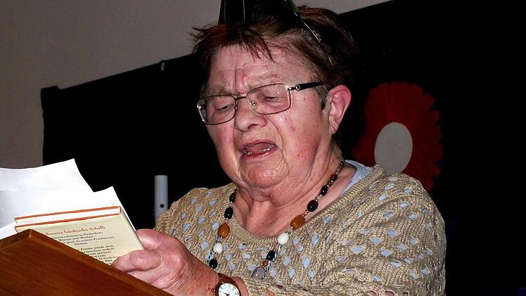 Martha Werner verarbeitete auf witzige Art die Leiden des Älterwerdens. Foto: Alfons Beuerlein