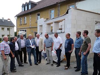 Die Arbeiten am Gemeindezentrum laufen planmäßig. Bürgermeister Günther Hübner (Fünfter von links) und Architekt Berthold Just (rechts daneben) erläuterten dem Gemeinderat das Projekt.  Foto: Werner Reißaus