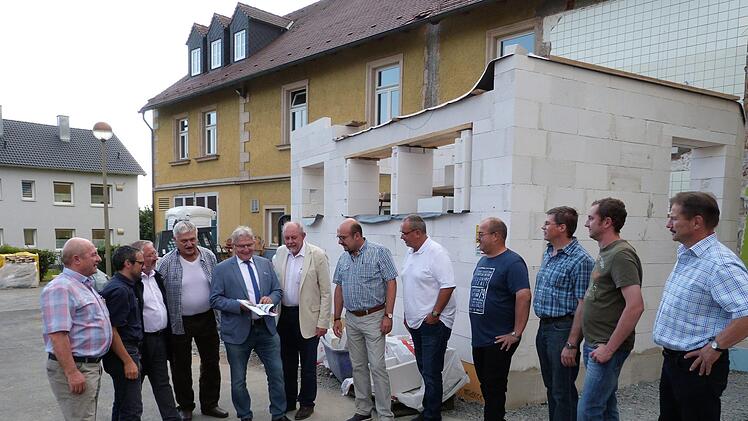 Die Arbeiten am Gemeindezentrum laufen planmäßig. Bürgermeister Günther Hübner (Fünfter von links) und Architekt Berthold Just (rechts daneben) erläuterten dem Gemeinderat das Projekt.  Foto: Werner Reißaus