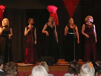 Neckisch, etwas provokativ und selbstbewusst: "Red Lips", die neue Gesangsgruppe im Oberland.Foto: Klaus Klaschka