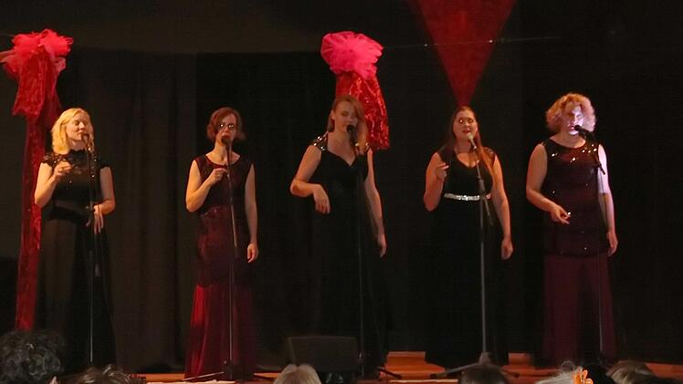 Neckisch, etwas provokativ und selbstbewusst: "Red Lips", die neue Gesangsgruppe im Oberland.Foto: Klaus Klaschka