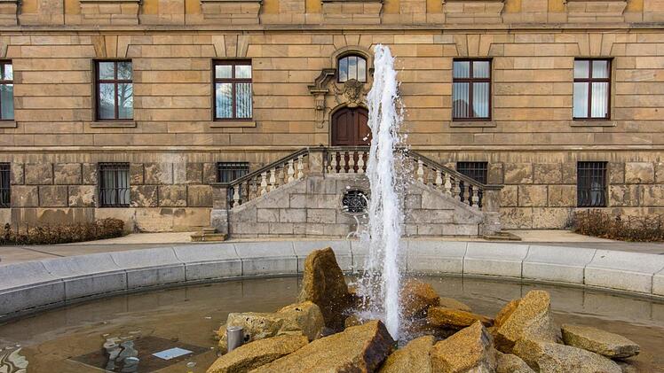 Wasserspiele werten Plätze auf - wie hier auf dem Schillerplatz in Schweinfurt.  Foto: Anand Anders