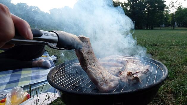 Die warme Jahreszeit ist auch die Zeit der Grillunfälle, meistens verursacht durch Brandbeschleuniger. Wer einige Sicherheitsregeln beachtet, kann sich schützen. Symbolfoto:  Sebastian Willnow/dpa-Zentralbild/dpa