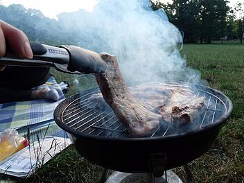 Die warme Jahreszeit ist auch die Zeit der Grillunfälle, meistens verursacht durch Brandbeschleuniger. Wer einige Sicherheitsregeln beachtet, kann sich schützen. Symbolfoto:  Sebastian Willnow/dpa-Zentralbild/dpa