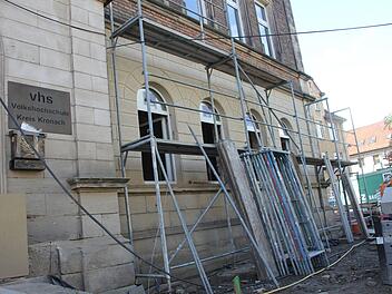 Ein Teil des Gerüsts am Gebäude der Volkshochschule steht schon. Die restlichen Teile warten noch auf ihren Verbau. Foto: Andreas Schmitt