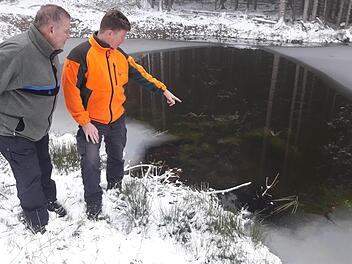Gerhard Lutz vom Amt für Ernährung, Landwirtschaft und Forsten Kulmbach und Christian Goldammer vom Forstbetrieb Rothenkirchen (von links) überprüfen den Zustand neuer Lebensräume im Forstrevier Tettau und zeigen sich sehr zufrieden mit der Entwicklung des Projektes "Neue Feuchtbiotope". Foto: Karl-Heinz Hofmann