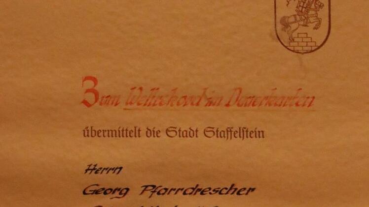 Die Urkunde, die Georg Pfarrdrescher vom Staffelsteiner Bürgermeister Mittelweger erhielt.Matthias Einwag