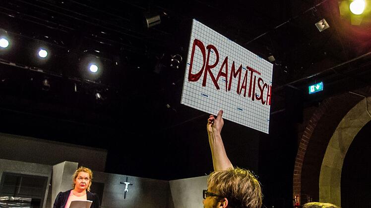 "Eros Ramazotti hat Angst vor der Arbeit": Die letzte Folge der Theaterserie "Selfies einer Utopie" feierte am Samstag Premiere in der Coburger Reithalle.Foto: Jochen Berger