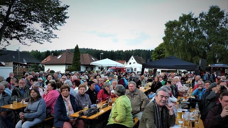 Die Besucher trotzten dem unbeständigen Wetter. Foto: Werner Reißaus