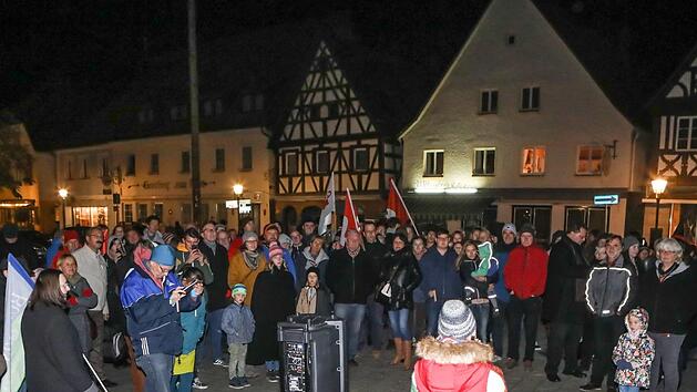 "Bunter Grusel vertreibt rechte (Un-)Geister" - unter diesem Motto versammelten sich rund 200 Menschen in Ebermannstadt. Fotos: Barbara Herbst