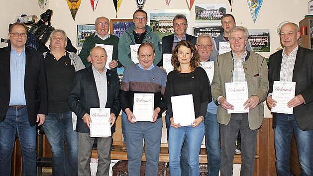 Der SSV Kasendorf hat langj&auml;hrige Mitglieder geehrt; im Bild (hintere Reihe, von links) Horst Wiesenm&uuml;ller (70 Jahre), Dieter Krau&szlig; (50), Vorsitzender Volker T&auml;uber (50) und Gerd Hofmann (25) sowie (vorne, von links) Gemeinderat Norbert Gro&szlig;, Heinz Frisch (50), Hans-J&uuml;rgen Hofmann (60), Hans Zink (60), Kristin Krau&szlig; (25), Rainer G&auml;belein (60) und Matthias Adam (25) Fotos: privat