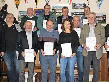 Der SSV Kasendorf hat langj&auml;hrige Mitglieder geehrt; im Bild (hintere Reihe, von links) Horst Wiesenm&uuml;ller (70 Jahre), Dieter Krau&szlig; (50), Vorsitzender Volker T&auml;uber (50) und Gerd Hofmann (25) sowie (vorne, von links) Gemeinderat Norbert Gro&szlig;, Heinz Frisch (50), Hans-J&uuml;rgen Hofmann (60), Hans Zink (60), Kristin Krau&szlig; (25), Rainer G&auml;belein (60) und Matthias Adam (25) Fotos: privat