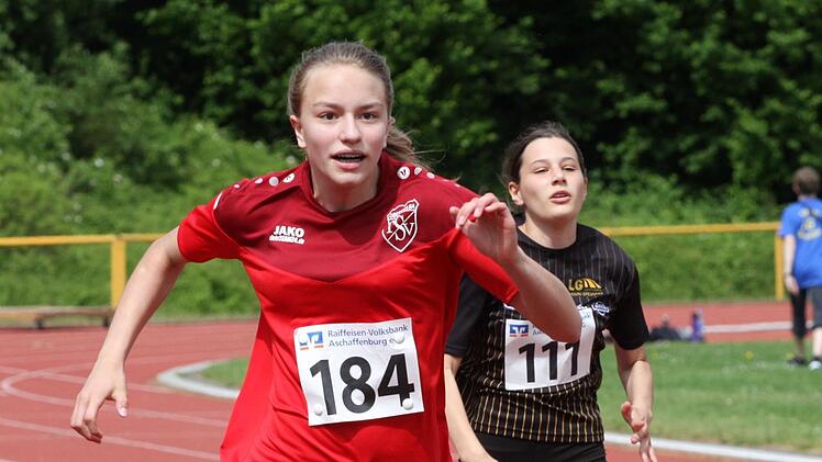 Antonia Haas vom TSV Oberthulba (links) siegte im Hürdenlauf mit einer Klassezeit sowie im Weitsprung.