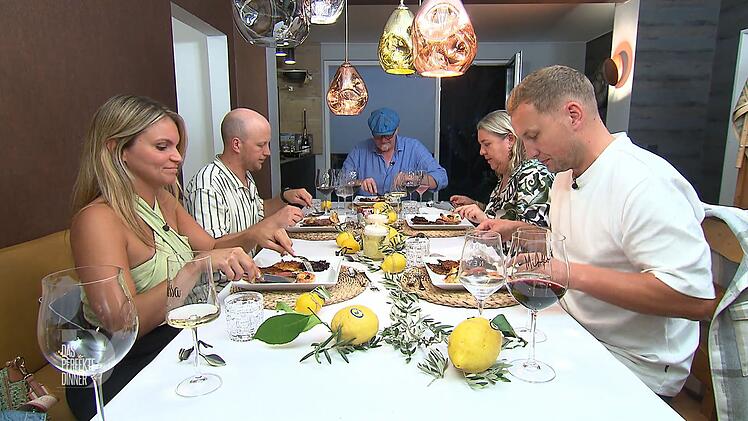 Ohne weitere Zwischenfälle bringt Heiner sein Surf & Turf mit Rösti auf die Teller.