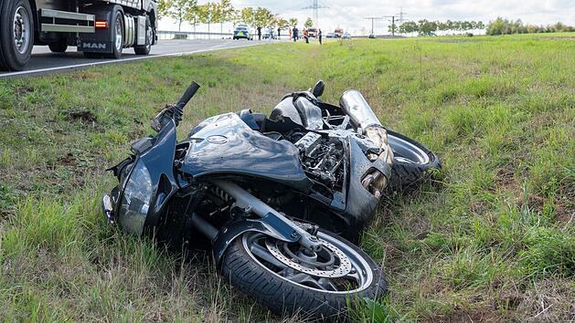 B303-Unfall bei Sonnefeld: Biker lebensgef&auml;hrlich verletzt - Polizeiupdate