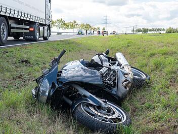 B303-Unfall bei Sonnefeld: Biker lebensgef&auml;hrlich verletzt - Polizeiupdate