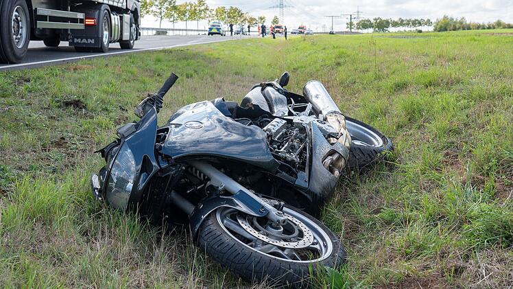 B303-Unfall bei Sonnefeld: Biker lebensgef&auml;hrlich verletzt - Polizeiupdate