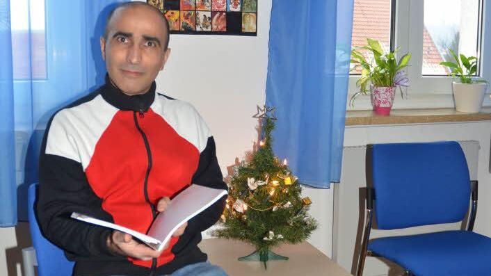 Der 37-jährige Journalist und Politikwissenschaftler Satullajew Sulejman lebt als Asylbewerber in Kronach und wird seine Feiertage in der Einsamkeit mit Lektüre und Literatur und dem Erlernen der deutschen Sprache verbringen. Foto: K.-H. Hofmann