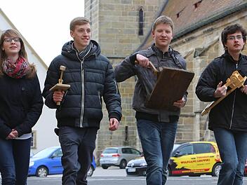Judith Postupka, Raphael Ramer, Fabian Gasseter und Thomas Sedlmeir sind mit den Holzratschen in Hallstadt und Dörfleins unterwegs. Fotos: Barbara Herbst