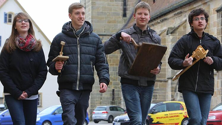Judith Postupka, Raphael Ramer, Fabian Gasseter und Thomas Sedlmeir sind mit den Holzratschen in Hallstadt und Dörfleins unterwegs. Fotos: Barbara Herbst