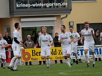 Endlich: Andre Karmann (Zweiter von rechts) ballt nach dem Sander Sieg über den FSV Erlangen-Bruck die Faust, seine Mannschaftskameraden Bernd Pankratz, Max Göbhardt, Stefan Nöthling, Daniel Rinbergas, Sebastian Götz und Dominik Barth (von links) jubeln eher innerlich, ganz nach dem Motto: Na bitte, geht doch.