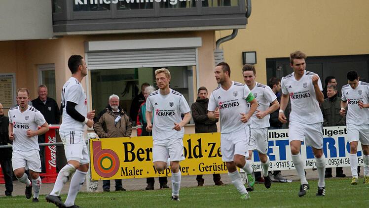 Endlich: Andre Karmann (Zweiter von rechts) ballt nach dem Sander Sieg über den FSV Erlangen-Bruck die Faust, seine Mannschaftskameraden Bernd Pankratz, Max Göbhardt, Stefan Nöthling, Daniel Rinbergas, Sebastian Götz und Dominik Barth (von links) jubeln eher innerlich, ganz nach dem Motto: Na bitte, geht doch.