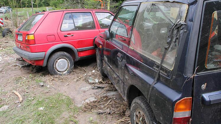 An der Paßmühle nahe Breitbrunn und Neubrunn hat ein Sturzbach mehrere Autos ineinandergeschoben und stark beschädigt.